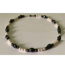 Намисто з натуральних білих перлів з бразильським гематитом