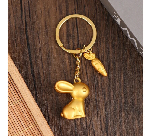 Брелок Кролик Золотий з морквою приносить любов, романтику та партнерство