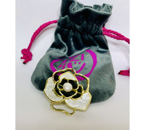 Золота брошка з малазійськими перлами та перламутром у формі півонії для грошей