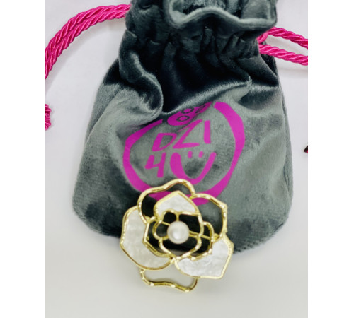 Золота брошка з малазійськими перлами та перламутром у формі півонії для грошей