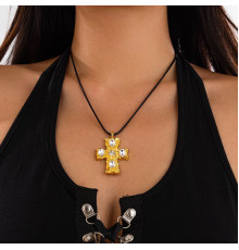 Стильний чокер із підвіскою-хрестом на міцному шнурку символ сучасного захисту та внутрішньої гармонії